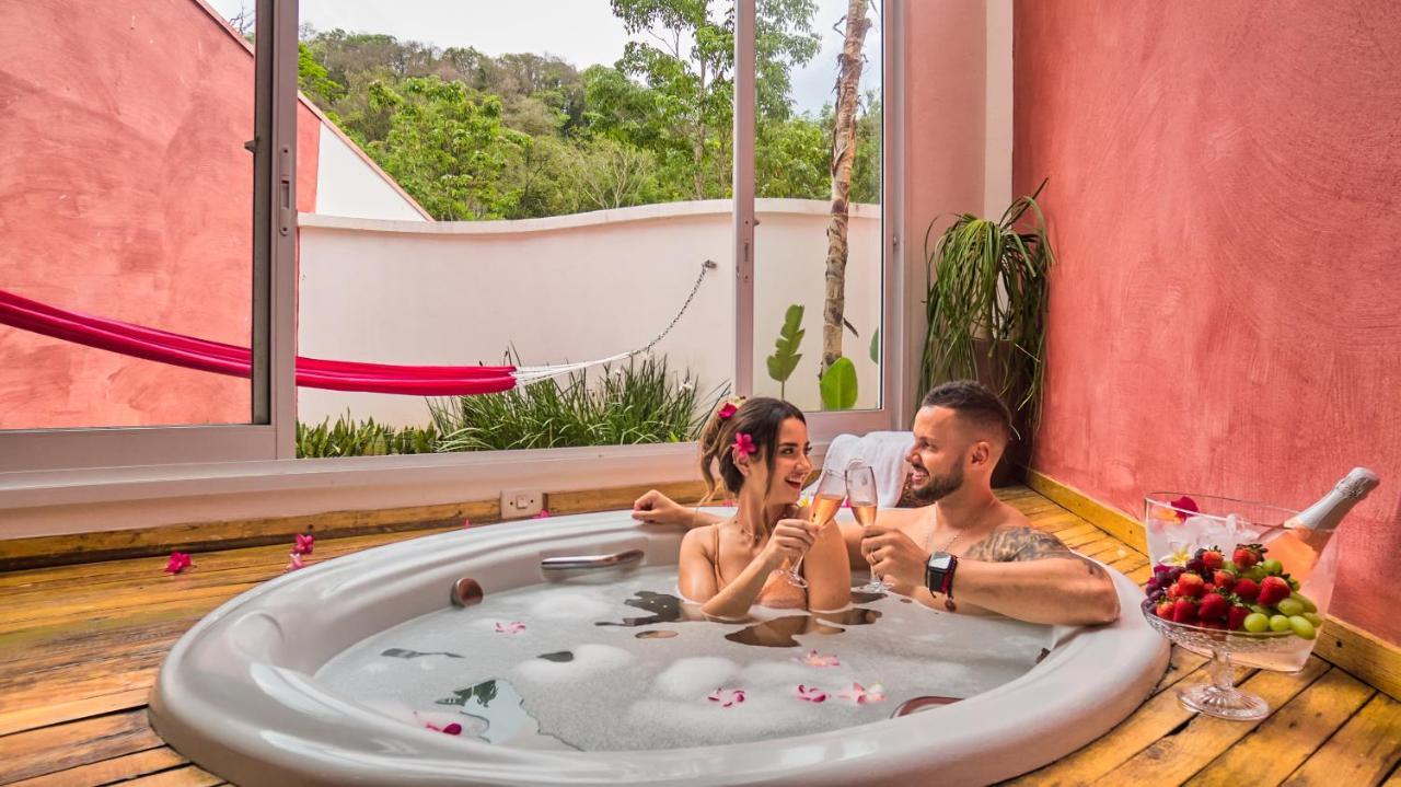 Hotel Boutique Frangipani Brotas Exterior foto A couple in a spa