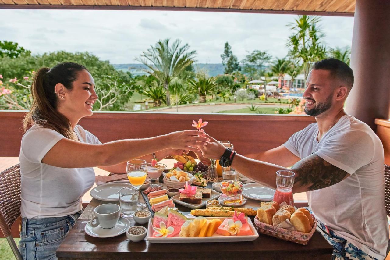 Hotel Boutique Frangipani Brotas Exterior foto A couple eating breakfast
