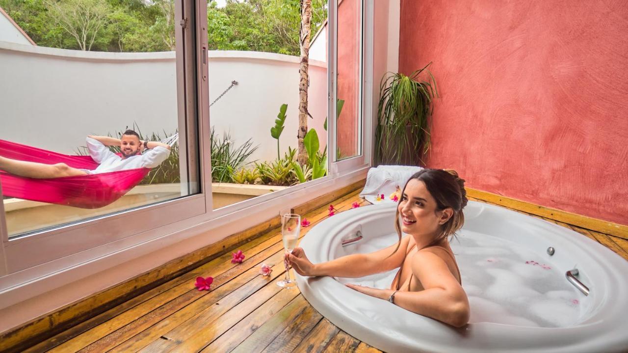 Hotel Boutique Frangipani Brotas Exterior foto A woman relaxing in a hot tub