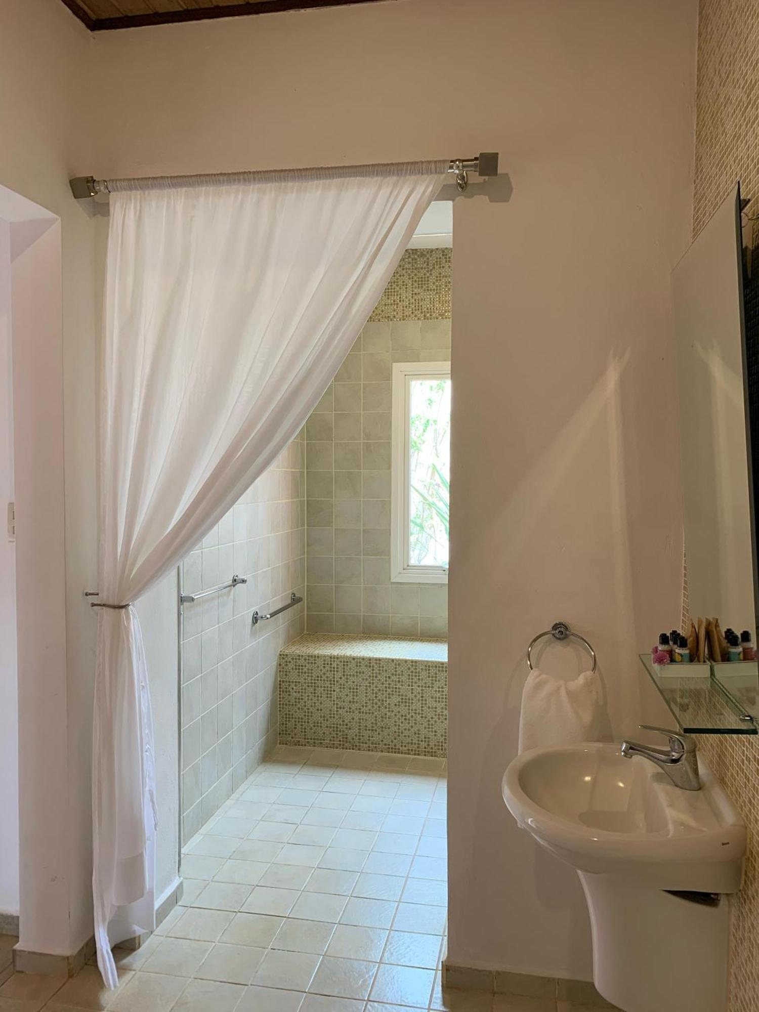 Hotel Boutique Frangipani Brotas Exterior foto A shower curtain