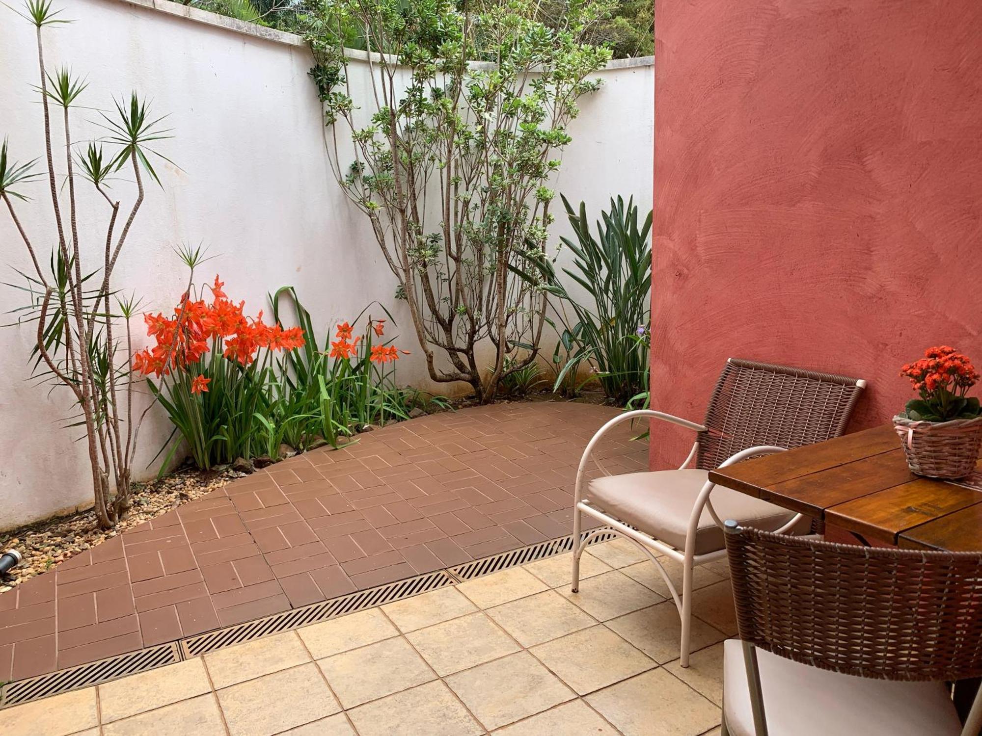 Hotel Boutique Frangipani Brotas Exterior foto A patio in a condominium in Brazil