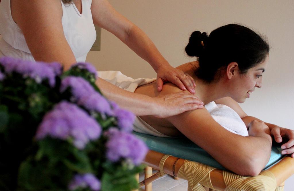 Hotel Boutique Frangipani Brotas Exterior foto A woman receiving a massage