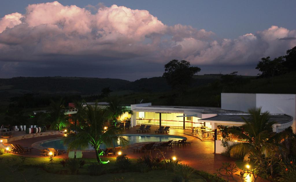 Hotel Boutique Frangipani Brotas Exterior foto The hotel at night